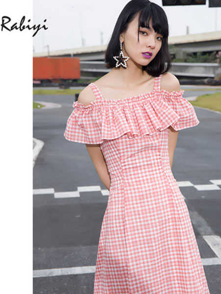 洛呗一女装品牌2019春夏新款吊带漏肩修身格子连衣裙
