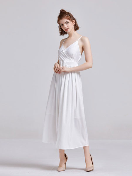 贝珞茵女装品牌2019春夏吊带纯色压褶长款连衣裙