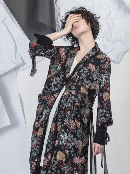 NIIJII女装品牌2019春季新款翻领收腰印花中长风衣外套