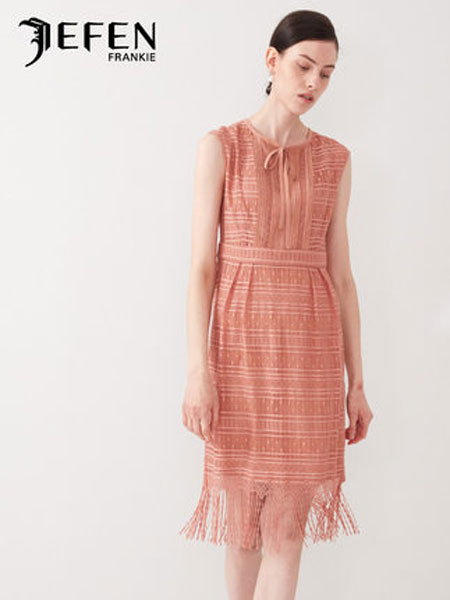 吉芬女装品牌2019春夏新款纯色中长款立体感无袖蕾丝连衣裙