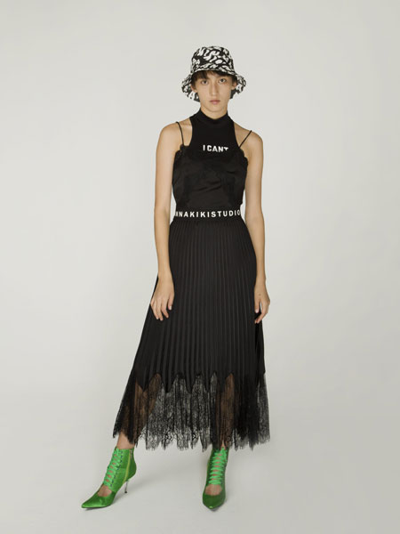 Annakiki女装品牌2019春夏新款立领削肩背心短款字母印花上衣