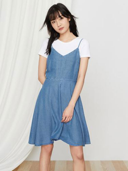 C.J Yao女装品牌2019春夏新款蓝色短裙清新V领吊带连衣裙