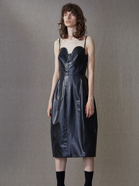 QIUHAO设计师品牌女装品牌2019春夏新款时尚小黑裙气质中长款吊带修身性感连衣裙