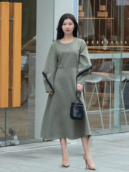 Selia Lee女装品牌2019春夏新款时尚喇叭袖宽松休闲连衣裙