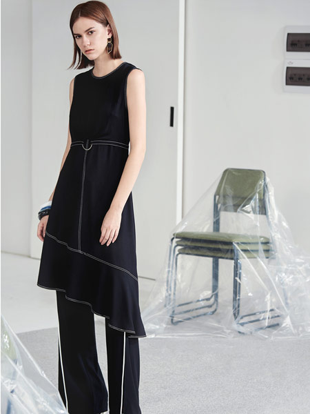 艾托奥女装品牌2019春夏新款时尚休闲无袖黑色斜摆连衣裙