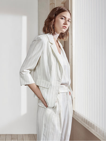 艾托奥女装品牌2019春夏显瘦竖条纹修身休闲七分袖小西装外套