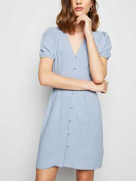 Charlotte Russe女装品牌2019春夏新款单排扣V领纯色短袖连衣裙
