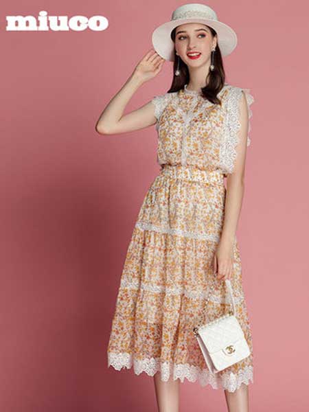 缪可 - MIUCO女装品牌2019春夏新款蕾丝花边甜美上衣+高腰碎花半裙减龄印花套装