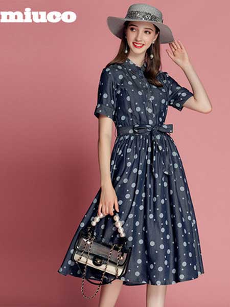 繆可 - MIUCO女裝品牌2019春夏新款翻領波點印花短袖高腰系帶牛仔藍連衣裙