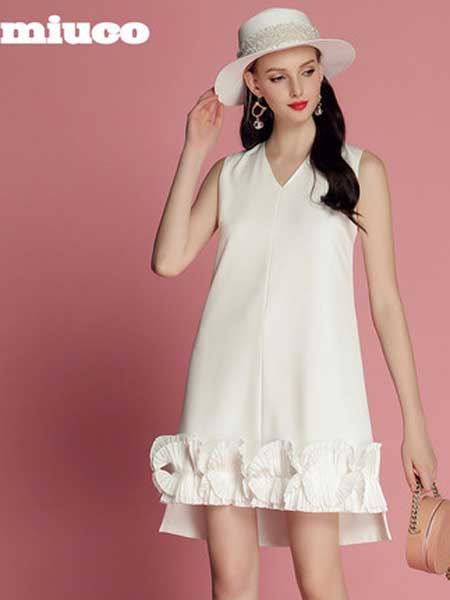 繆可 - MIUCO女裝品牌2019春夏新款簡約V領立體波浪花邊不規則下擺純色連衣裙