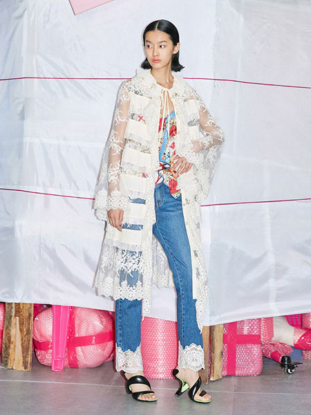 乌丫女装品牌2019春夏时髦蕾丝刺绣喇叭袖针织连衣裙