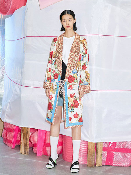 乌丫女装品牌2019春夏品复古时髦盘扣睡袍式休闲外套