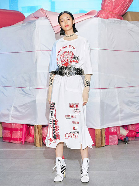 乌丫女装品牌2019春夏全棉字母红猪钉珠印花宽松短袖t恤