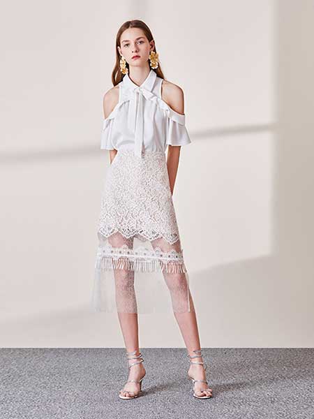 MissLace女装品牌2019春夏新款云白色露肩短袖丝光衬衣女设计感小众超仙款
