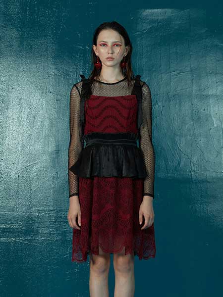 MissLace女装品牌2019春夏新款黑红撞色假两件蕾丝收腰连衣裙