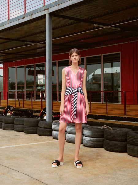 V.Charm女装品牌2019春夏新款红白条纹V领藏蓝系带无袖连衣裙