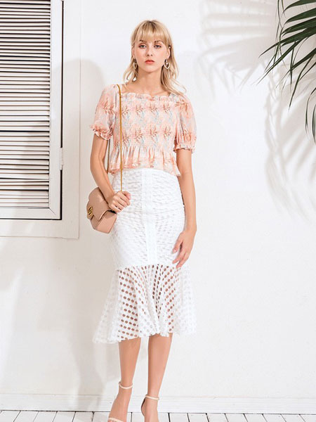 巴利女装品牌2019春夏新款韩版洋气露肩上衣