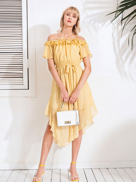 巴利女装品牌2019春夏一字领中长款荷叶边不规则雪纺连衣裙