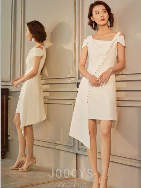 香港詩嘉麗（企業）有限公司女装品牌2019春夏新款白色斜领露肩排扣不规则连衣裙