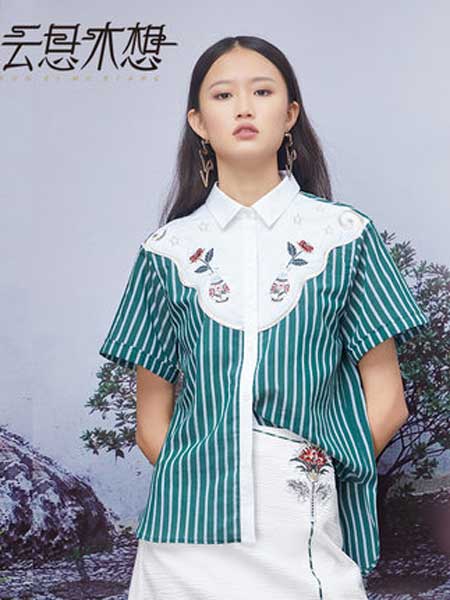 云思木想女装品牌2019春夏新款方领拼接条纹直筒短袖衬衫