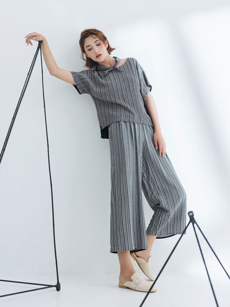 patavinity女装品牌2019春夏洋气时尚气质条纹衬衫七脚裤两件套