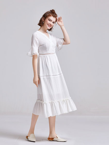 贝珞茵女装品牌2019春夏新款垂感V领钩花镂空白色连衣裙