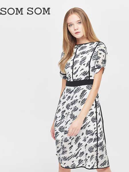 索玛女装品牌2019春夏新款女气质黑白碎花中长款短袖圆领休闲连衣裙