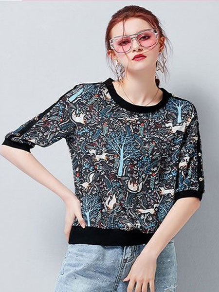 艾米女装品牌2019春夏新款圆领后拼黑条钉扣印动物树花真丝中袖T恤