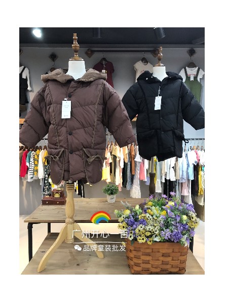 吾名堂羽绒服，品牌童装折扣批发，品牌童装尾货品牌店铺展示