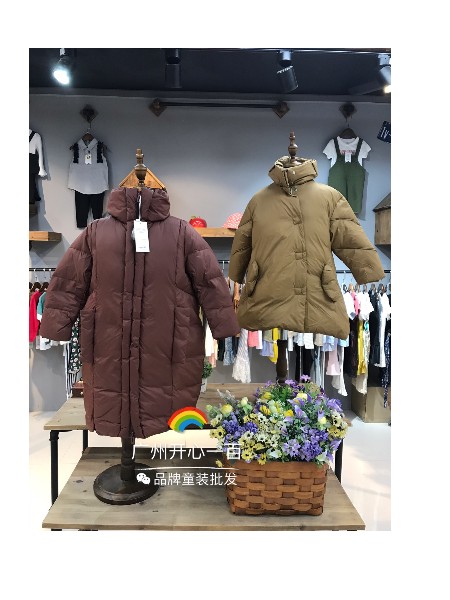 吾名堂羽绒服，品牌童装折扣批发，品牌童装尾货品牌店铺展示