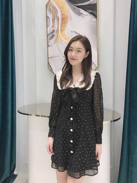 Misi,Camii女装品牌2019春夏新款娃娃领黑色连衣裙时尚休闲