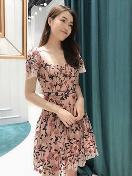 Misi,Camii女装品牌2019春夏新款减龄显瘦粉色玫瑰绣花连衣裙