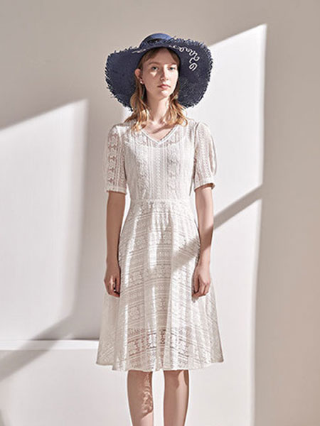 澳莉丝女装品牌2019春夏米白色 百褶质感蕾丝半袖连衣裙