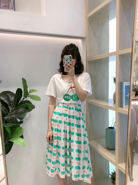 木丝语女装品牌2019春夏新款时尚重工亮片字母短袖T恤女+印花半身裙两件套