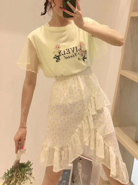 木丝语女装品牌2019春夏新款小清新刺绣花朵上衣+不规则荷叶边碎花半身裙两件套