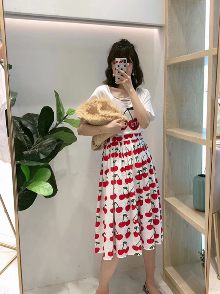 木丝语女装品牌2019春夏新款简约纯色樱桃T恤+松紧腰印花樱桃压褶半身裙两件套
