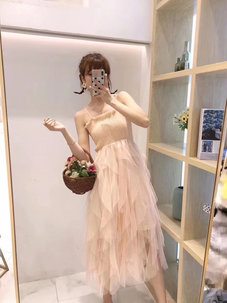 木丝语女装品牌2019春夏新款甜美网纱拼接不规则吊带连衣裙露背显瘦很仙的蛋糕裙