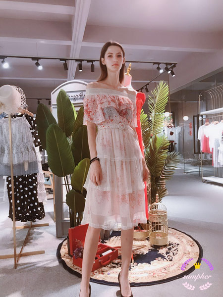 SUMPHER西玛菲迩女装品牌2019春夏新款甜美公主一字领叠层网纱花色短袖连衣裙