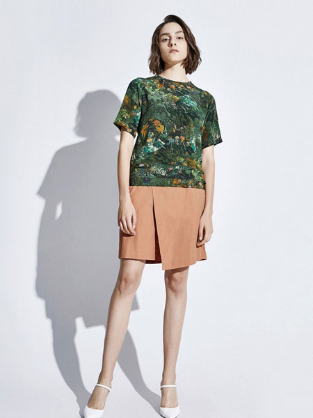 LESS女装品牌2019春夏新款桑蚕丝舒适上衣植物印花个性短袖T恤