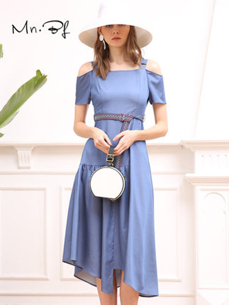 曼诺比菲女装品牌2019春夏新款一字领露肩短袖蓝色不规则气质连衣裙
