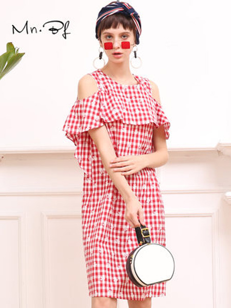 曼诺比菲女装品牌2019春夏新款时尚露肩荷叶边直筒宽松红色格子连衣裙