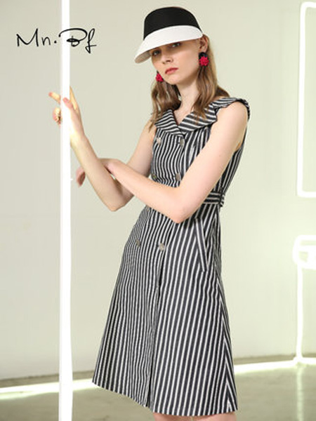 曼诺比菲女装品牌2019春夏新款OL通勤双排扣条纹无袖收腰中长款连衣裙