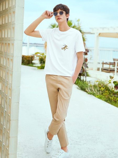 马克华菲男装品牌2019春夏新款简约流修身休闲刺绣纯棉白色短袖t恤