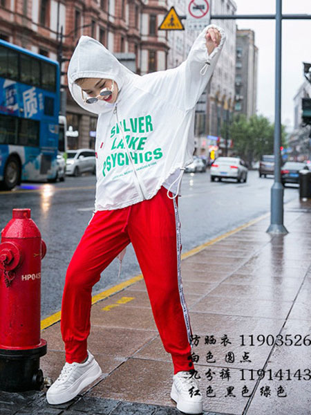 同年同月童装品牌2019秋冬新款韩版宽时尚松洋气休闲套装潮