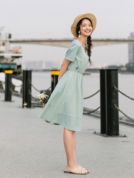 茵曼女装品牌2019春夏新款清新少女绣花v领绿色竖条纹连衣裙中裙