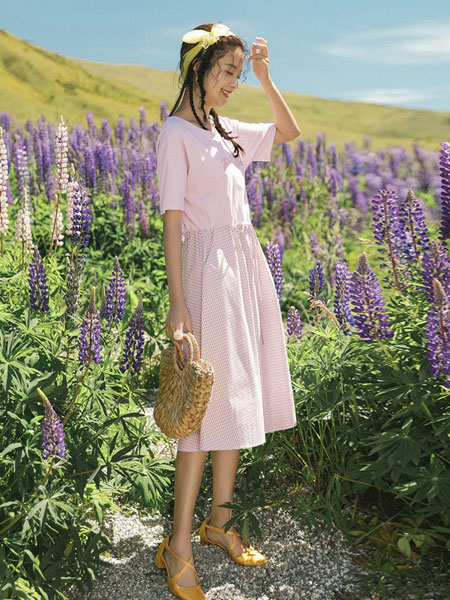 茵曼女装品牌2019春夏文艺小清新粉色格子a字连衣裙休闲气质甜美