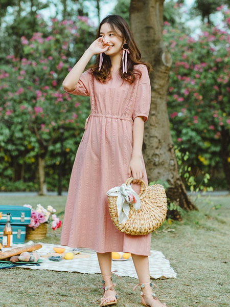 茵曼女装品牌2019春夏新款镂空钩花蕾丝边复古气质粉色长裙