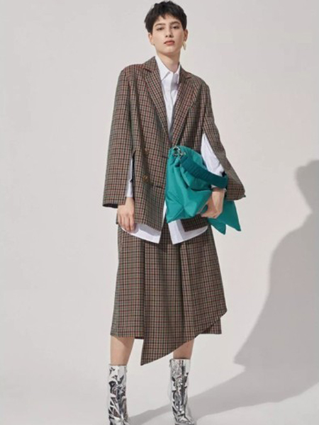 洛瑞琳女装品牌2019秋季新款复古宽松格纹西服外套