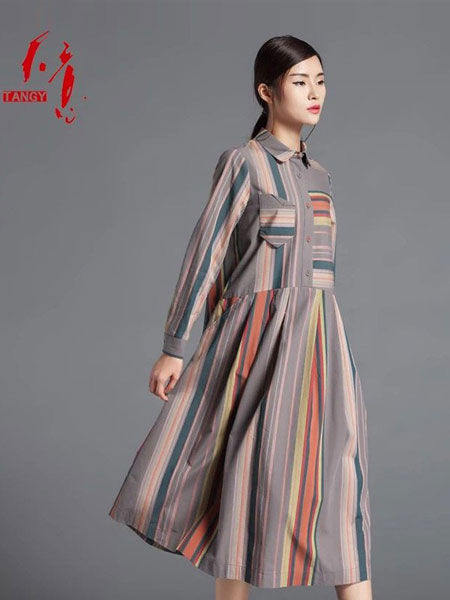 天意女装品牌2019春夏宽松抽象图案翻领单排扣衬衫式长款连衣裙