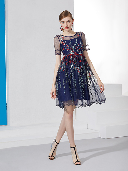 古歌女装品牌2019春夏新款修身中长款蕾丝花朵透视双层连衣裙